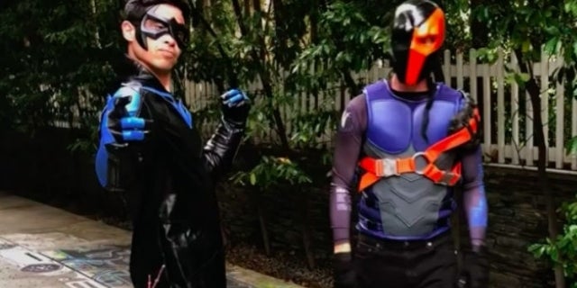 Mira a Freddie Prinze Jr. bailar como Deathstroke