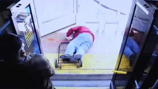 [TLMD - LV] Despiadado y mortal empujón: anciano cae de autobús