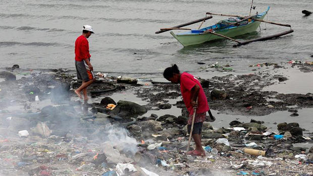 Miles viven en un mar de basura y contaminación