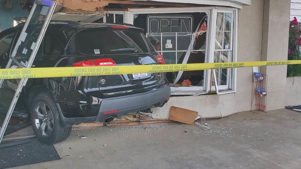 Auto se estrella contra restaurante mexicano