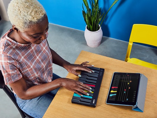 El nuevo instrumento de Roli, el Lumi, te ayuda a aprender a tocar el piano con luces