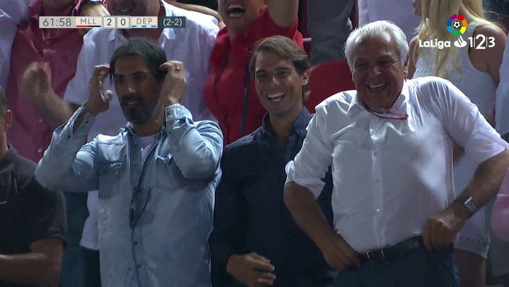 LaLiga 1|2|3: Mallorca - Deportivo. Rafa Nadal celebra el 2-0 en la grada acompañado de su padre