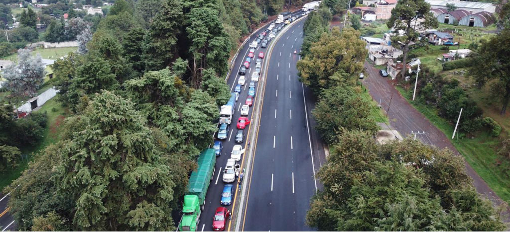 Volcadura de tráiler provoca cierre de la México-Cuernavaca; ya lo retiraron