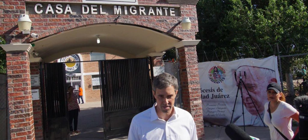 Precandidato demócrata visita albergue de migrantes en Ciudad Juárez