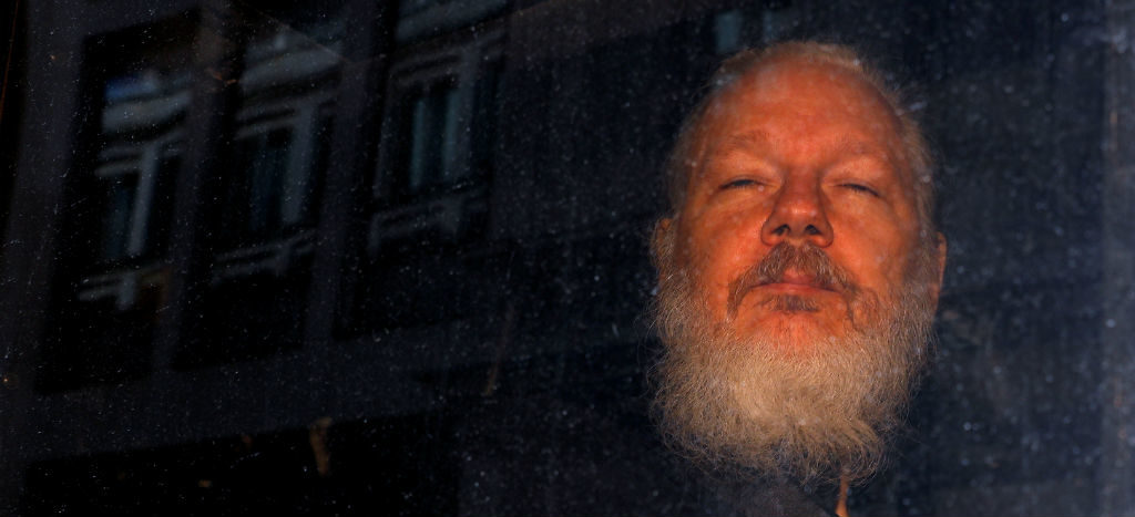 Assange acudirá a primera audiencia; EU insiste en extradición