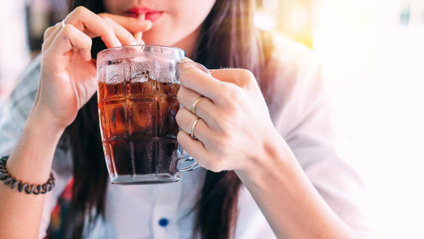 Bebidas con azúcar aumentarían riesgo de muerte prematura
