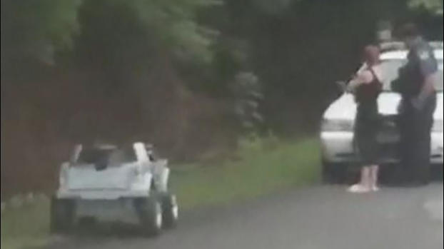 [TLMD - NATL] En video: la paran por conducir carrito de juguete en una carretera
