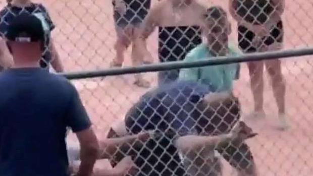 [TLMD - Denver] Brutal pelea de adultos en partido de béisbol de niños
