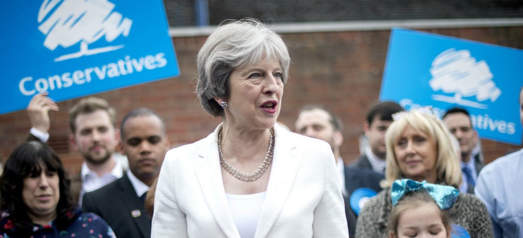 Theresa May es ahora primera ministra interina tras dimitir como líder del Partido Conservador