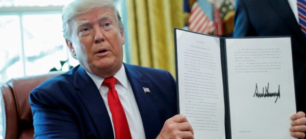 Trump firma nuevas sanciones contra líder iraní y ocho comandantes
