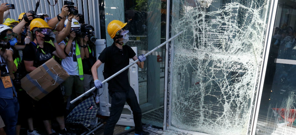 Manifestantes chocan con la policía al intentar ingresar al Parlamento de Hong Kong | Video