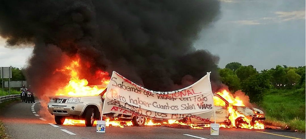 Dan bienvenida a la Guardia Nacional con quema de vehículos en Tabasco | Video