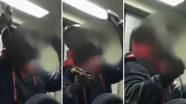 Asqueroso: captan a hombre cortándose el cabello dentro de vagón del metro