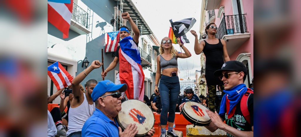 Miles de puertorriqueños marchan para exigir la renuncia del gobernador por filtración de mensajes sexistas y homófobos