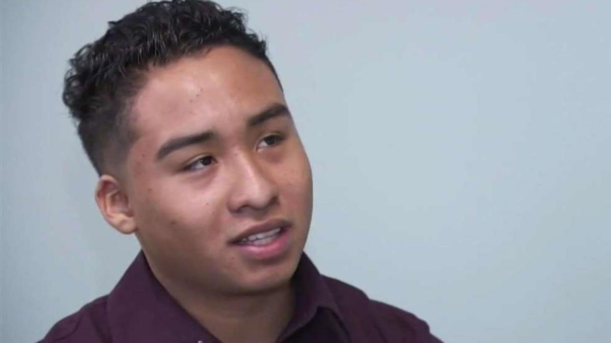 Joven salvadoreño recibe su tarjeta de residencia