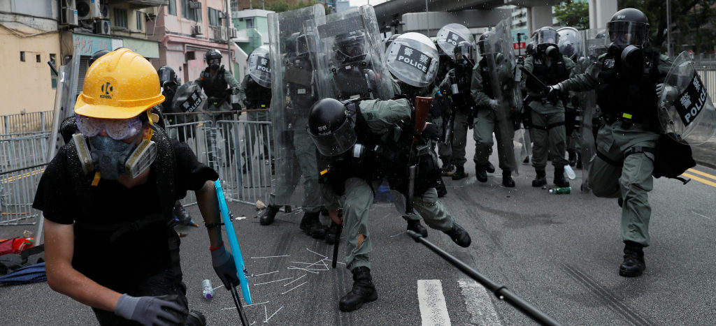 Miles de personas salen nuevamente a las calles en Hong Kong; policía antimotines lanza gas lacrimógeno