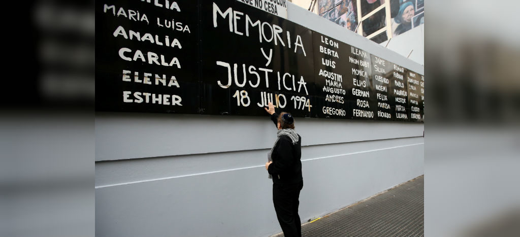 Argentinos exigen justicia a 25 años del atentado al centro judío AMIA