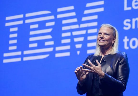 IBM sale de la crisis de ingresos, rompiendo una racha perdedora de cinco trimestres en el cuarto trimestre