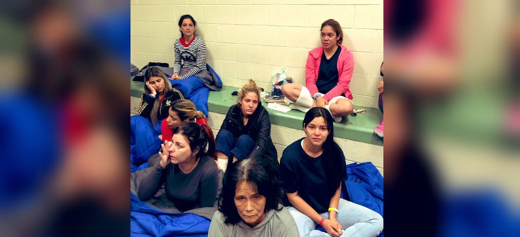 Denuncian legisladores hacinamiento y malas condiciones de centros de detención para migrantes en Texas