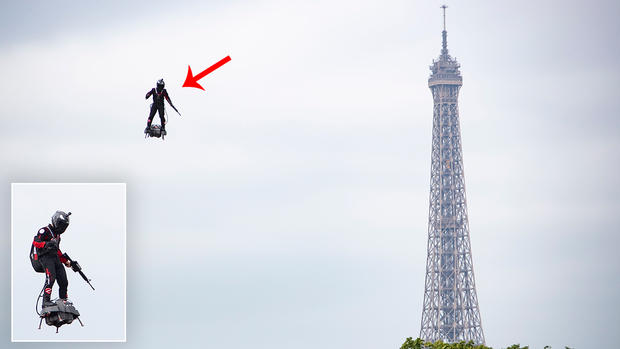 Increíble y a alta velocidad: futurístico "soldado" armado sobrevuela desfile militar en París