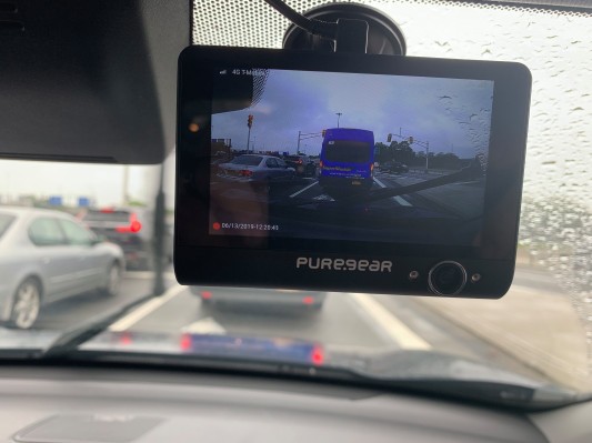 El sistema de seguridad PureCam Connected Car es un dashcam con extras