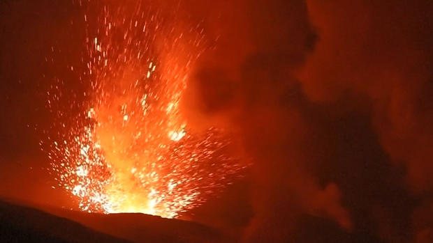 Espectaculares imágenes: volcán más activo de Europa estalla e ilumina el cielo de rojo
