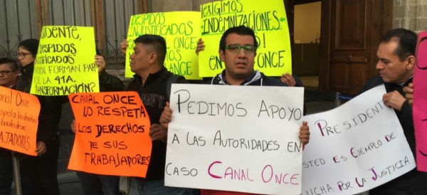 Extrabajadores de Canal 11 protestan afuera de Palacio Nacional