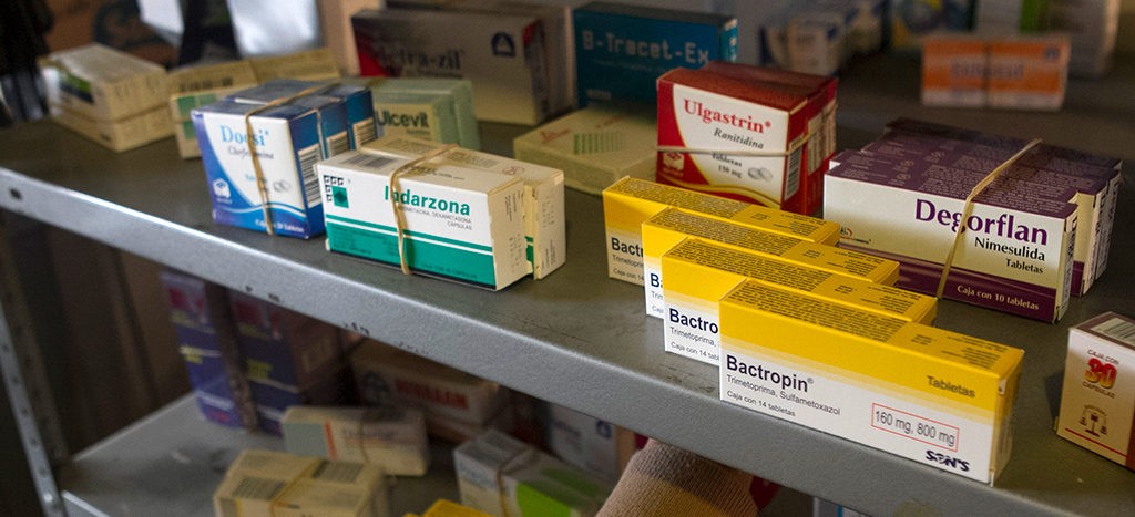 Inhabilitan y sancionan a farmacéutica por proporcionar información falsa