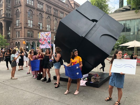 Las empresas de tecnología sexual y sus defensores protestan por los estándares de publicidad injustos fuera de la sede de NY en Facebook