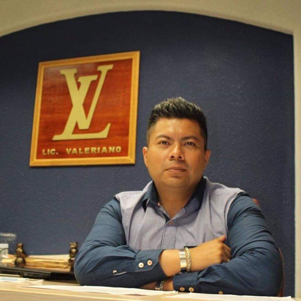 Licenciado Valeriano usa logo de Louis Vuitton en su firma y explotan MEMES  en redes sociales