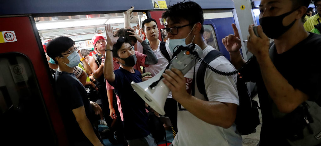 Manifestantes colapsan el metro de Hong Kong | Video