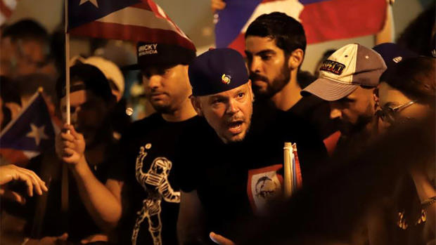 [TLMD - PR] Residente y manifestantes celebran a las afueras de La Fortaleza