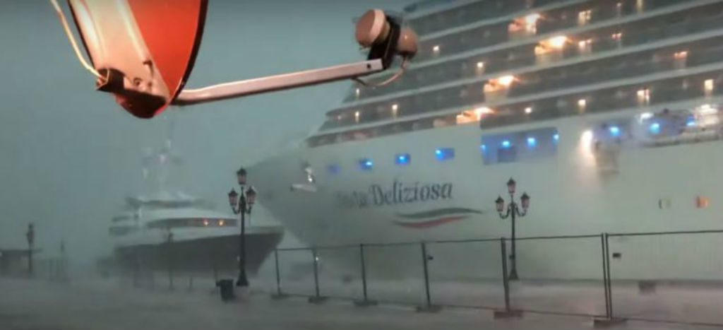 Un crucero pierde el control en medio de una tormenta en Venecia | Video