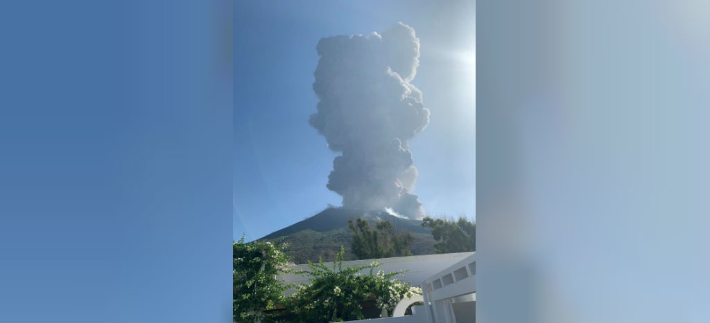 Un muerto y un herido por explosiones volcánicas en isla italiana | Video