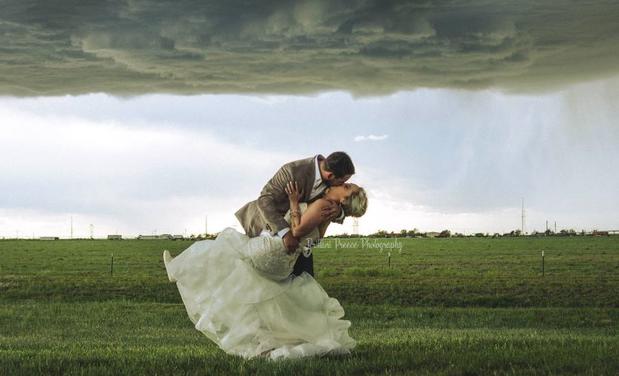 [TLMD - NATL] Fotos de boda: feroz tormenta no frena su romántico momento
