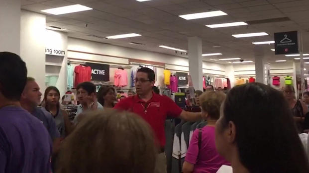 [TLMD - NATL] En video: empleado de tienda calma a clientes tras tiroteo en El Paso