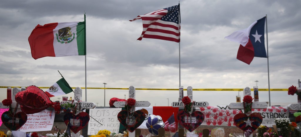 Bandera mexicana ondea en memorial de El Paso