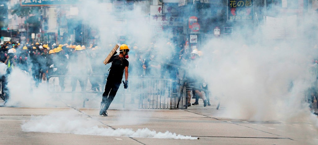 Más arrestos y gas lacrimógeno tras nuevas manifestaciones en Hong Kong