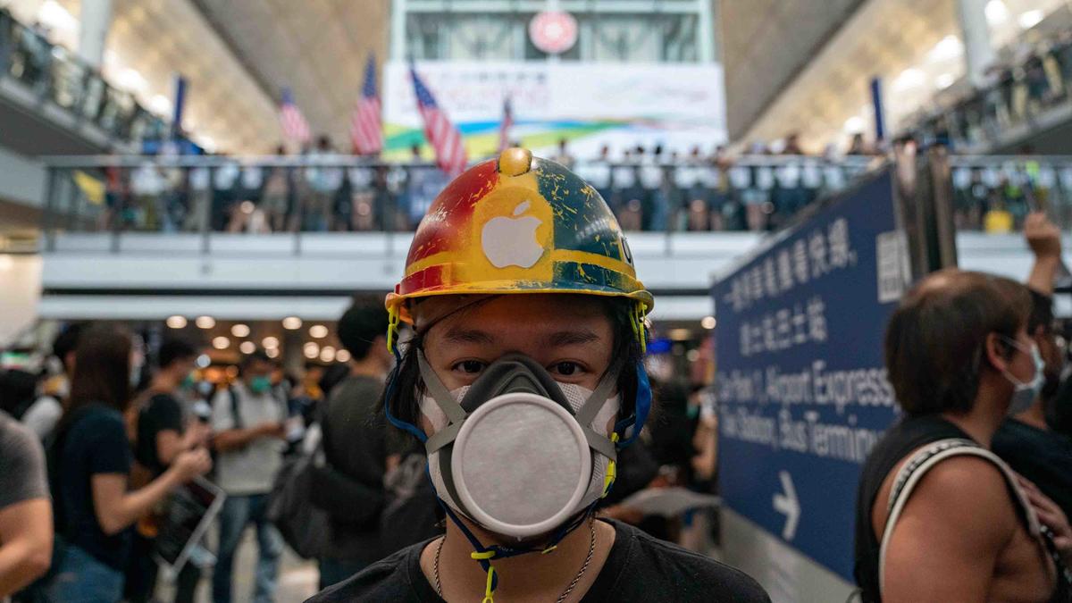 Crisis en Hong Kong paraliza aeropuerto; miles varados