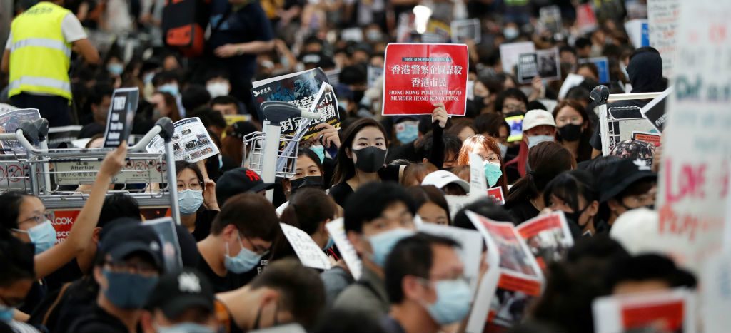 Manifestantes vuelven a bloquear el aeropuerto internacional de Hong Kong