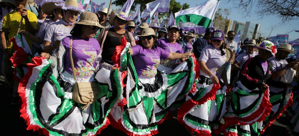 Mujeres campesinas marchan en Brasil contra Bolsonaro y piden liberación de Lula