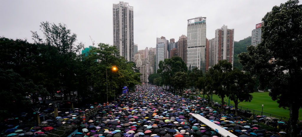 Cintos de miles de manifestantes regresan a las calles de Hong Kong