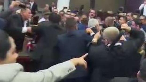 En video: estalla el caos con puñetazos y cohetes en sesión legislativa