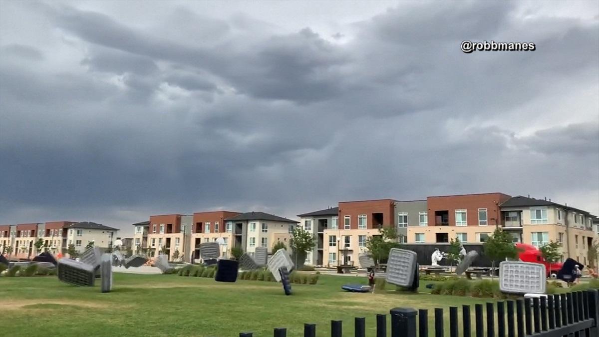 Insólito: brutal viento hace volar colchones por doquier en Colorado