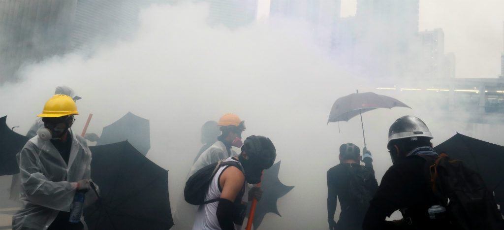 Policía de Hong Kong dispara al aire para contener a manifestantes