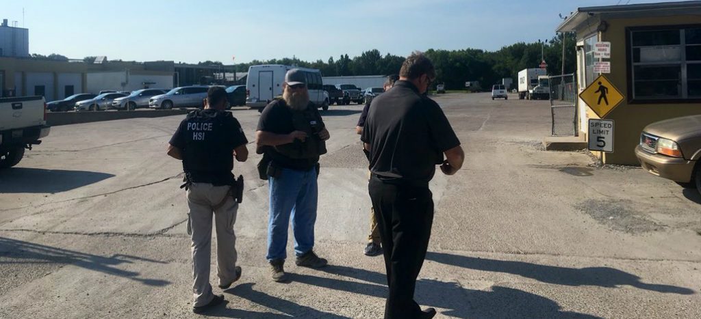 Detienen a 680 inmigrantes tras redadas en Mississippi