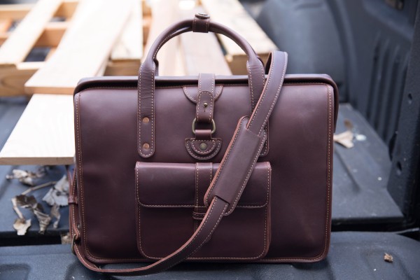 El maletín Pad & Quill Gladstone ofrece un amplio espacio de almacenamiento en un hermoso diseño