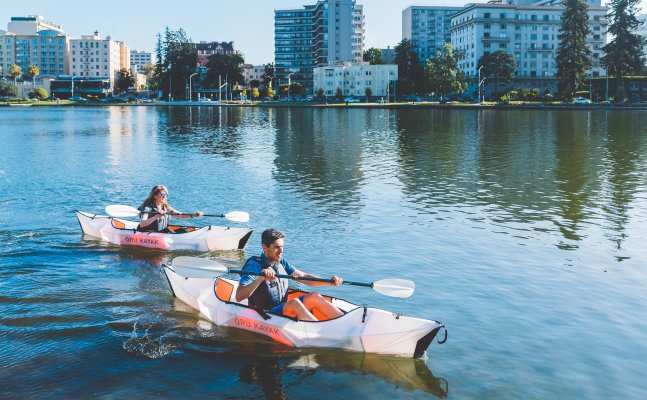 El nuevo kayak plegable de Oru pesa menos de 20 libras y se ensambla en solo 2 minutos