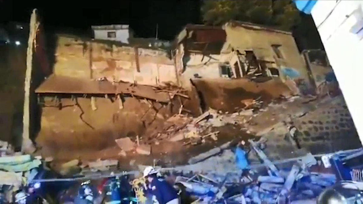 Horrendo: mueren bajo escombros al derrumbarse casa