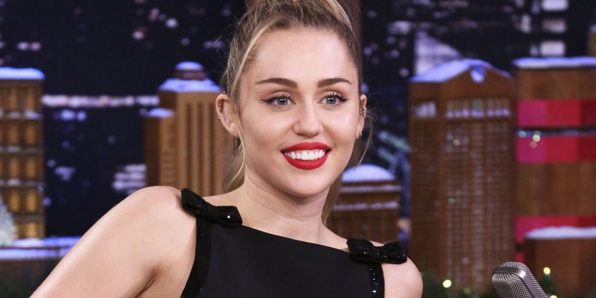 Hotel Transylvania: Miley Cyrus despedida por fotos de pastel crudo